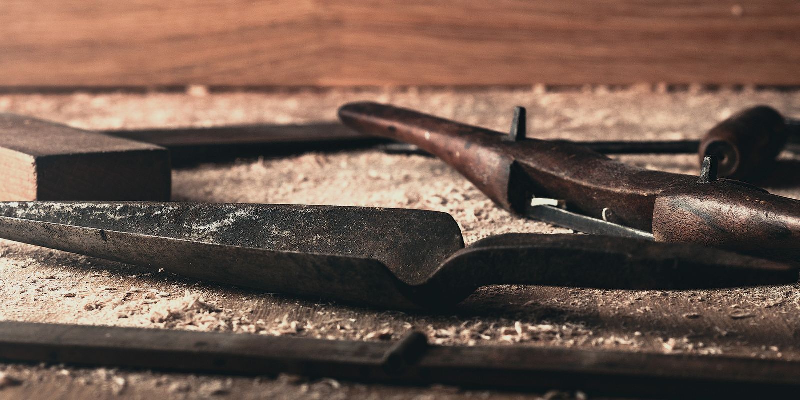 Handgereedschap op een houten werkbank