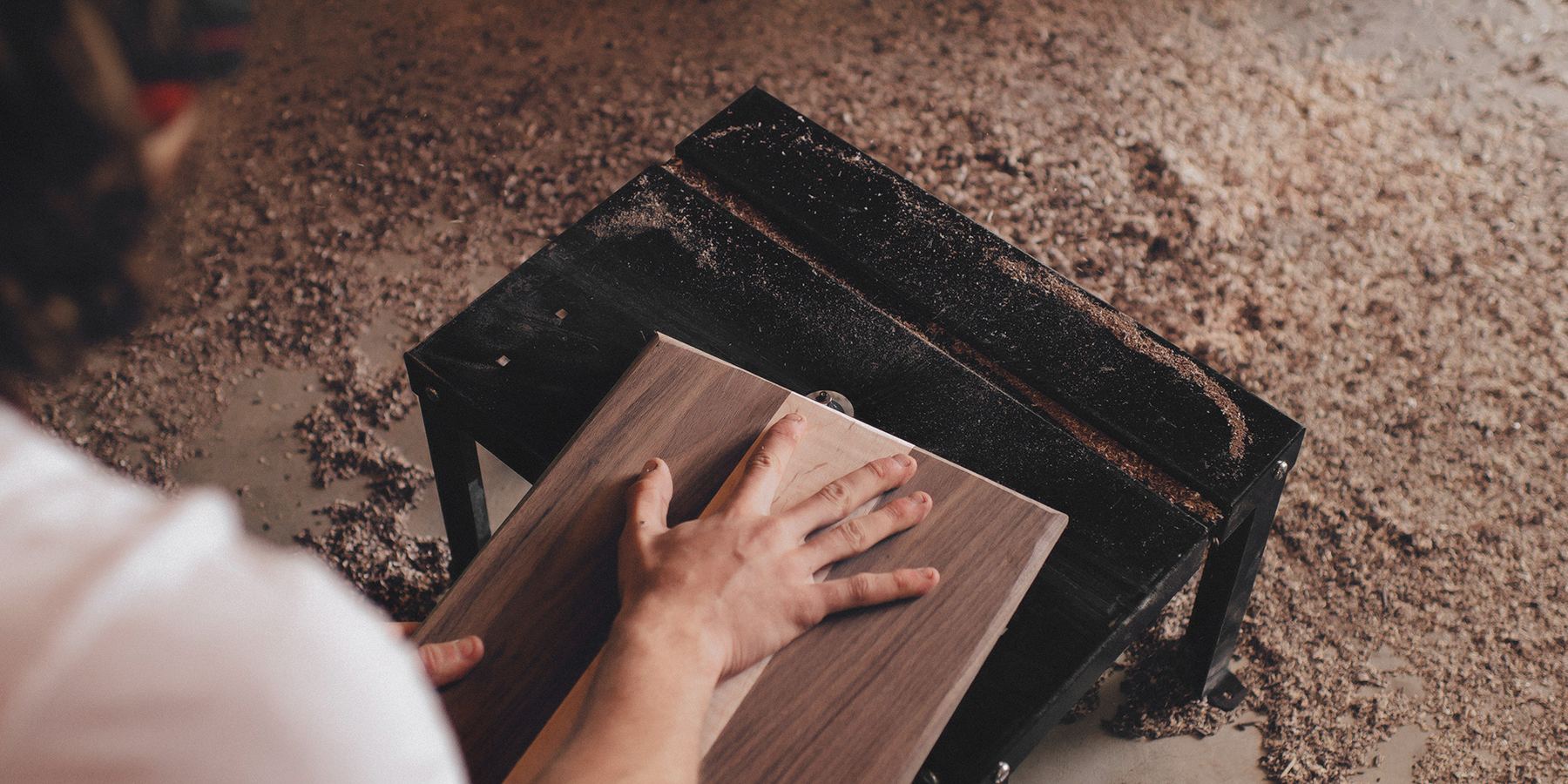 Vakman werkt met de hand aan een stuk hout