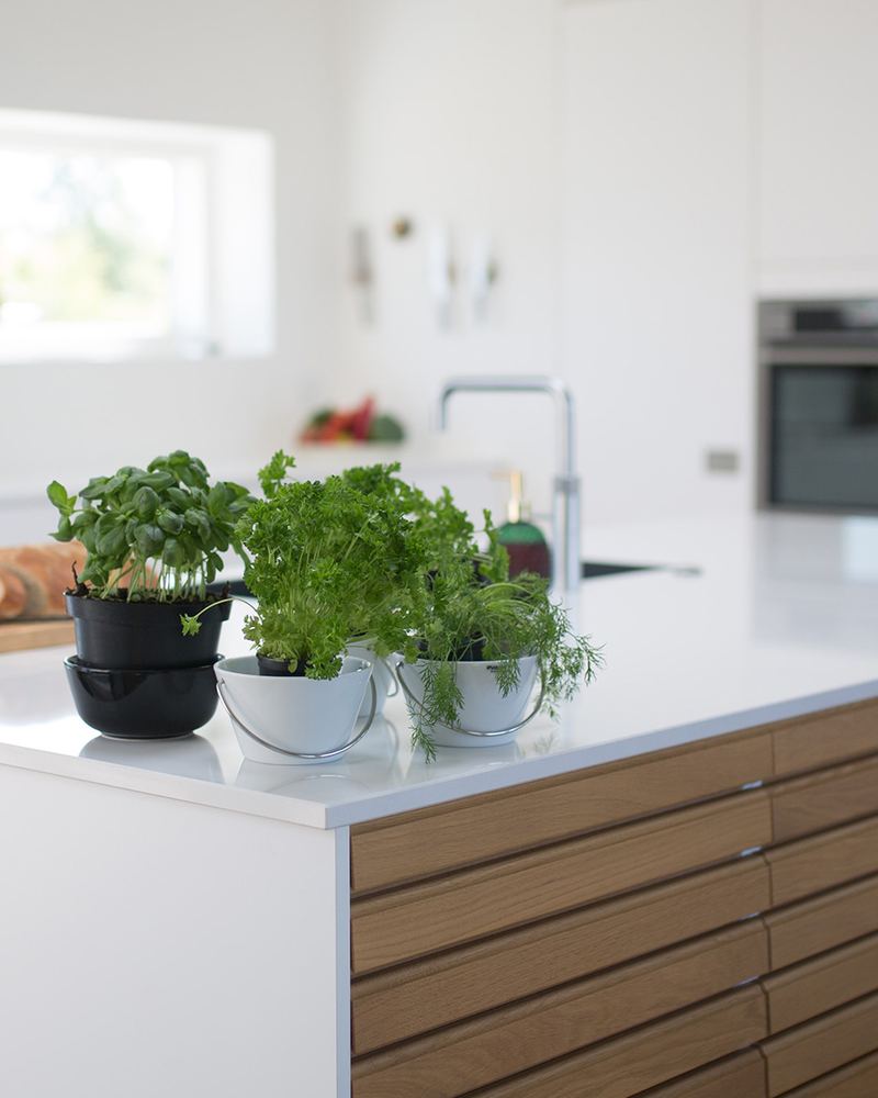 Keuken met houten fronten en een licht werkblad